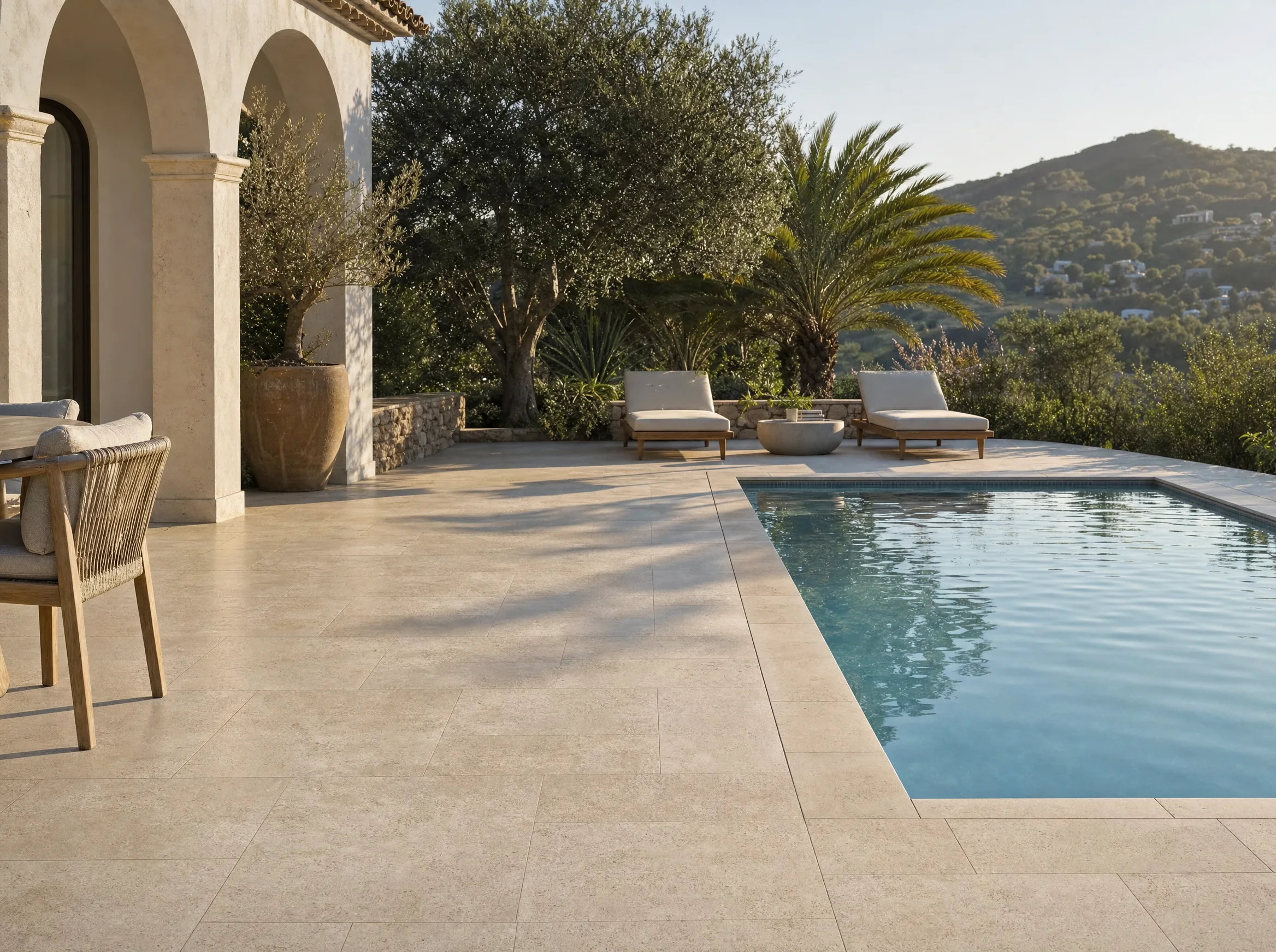 Terraza con pavimento porcelánico antideslizante junto a una piscina, imagen de referencia