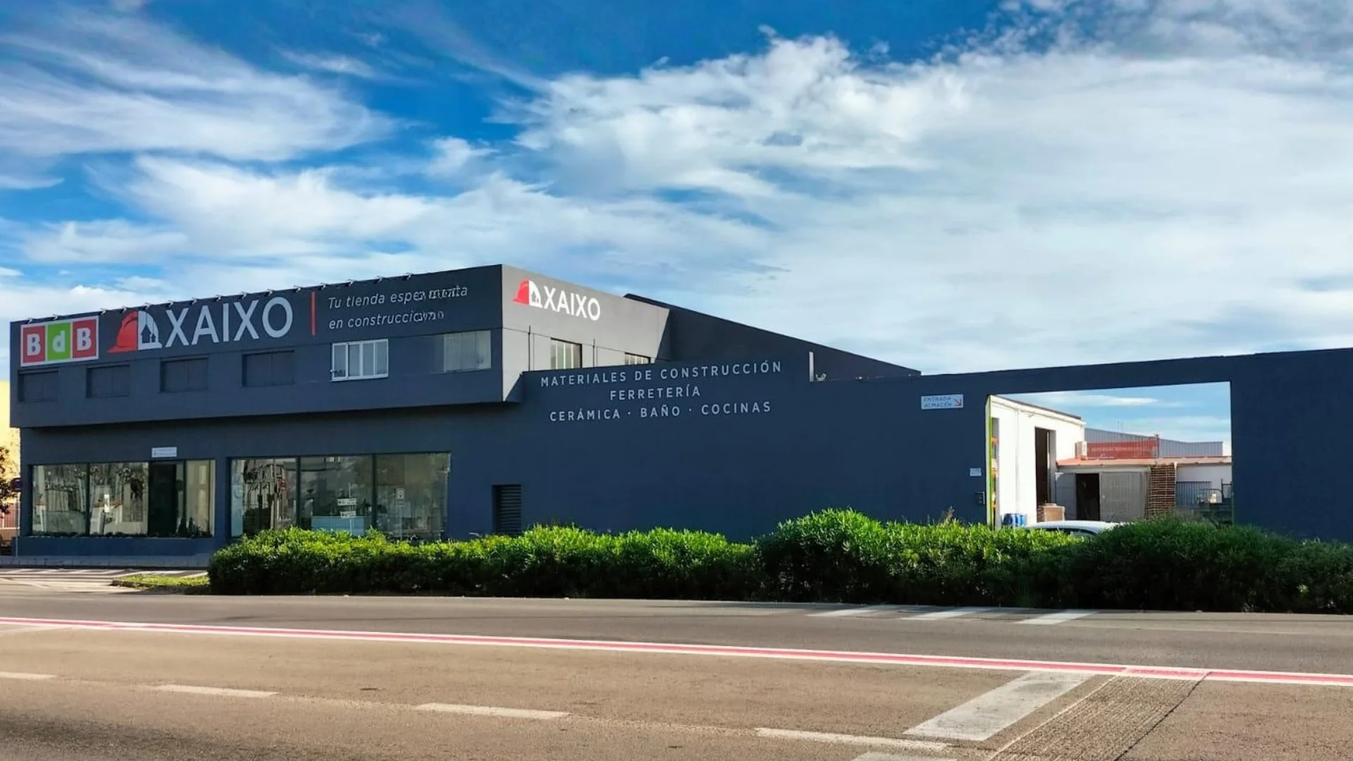 Fachada del showroom de Xaixo Home en Gandía